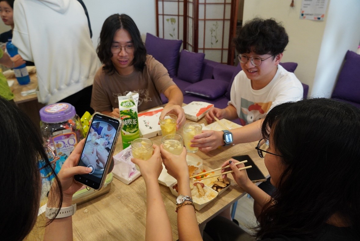 照片四：同學縉行調酒。