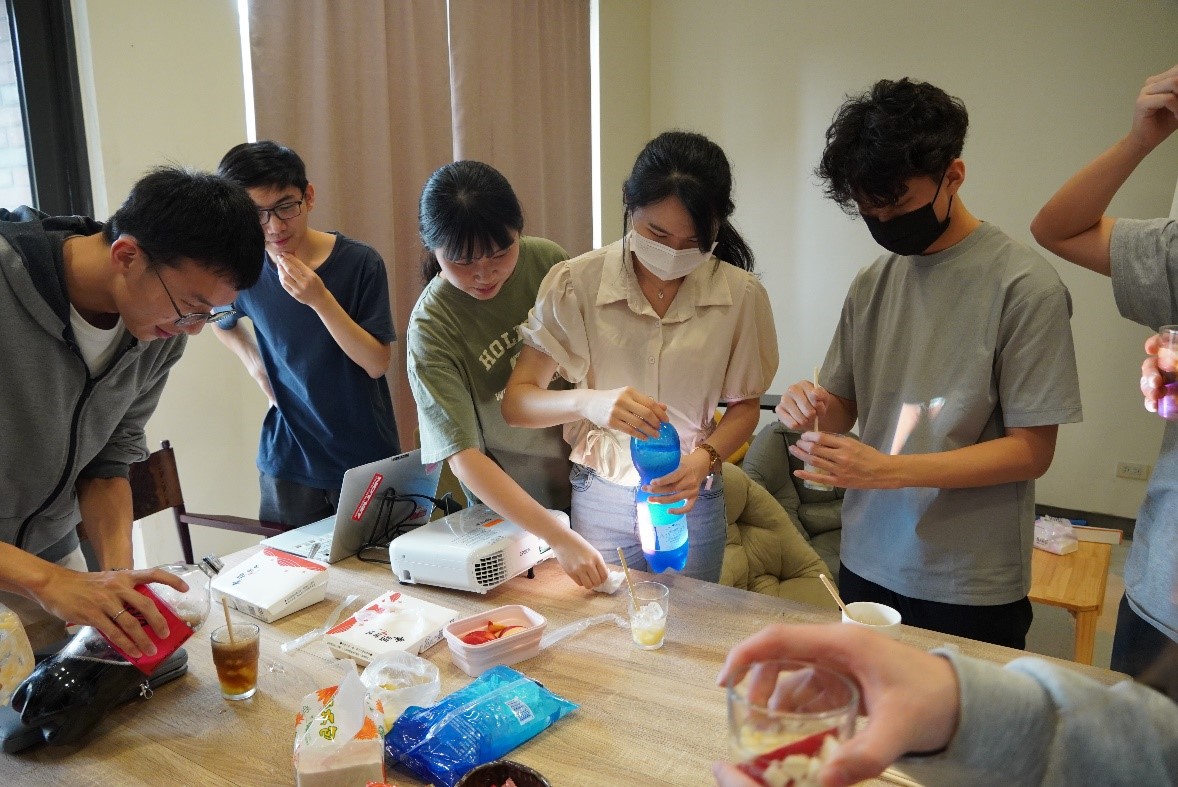 照片五：同學縉行調酒。