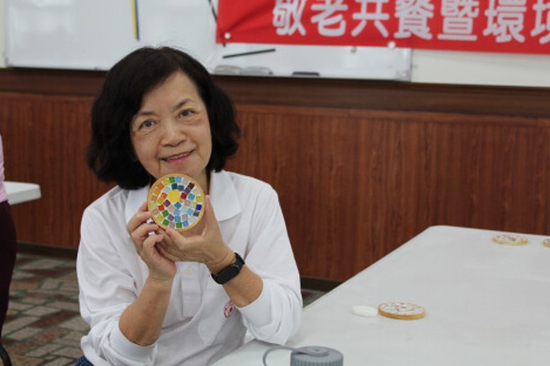 長輩與杯墊成品合照