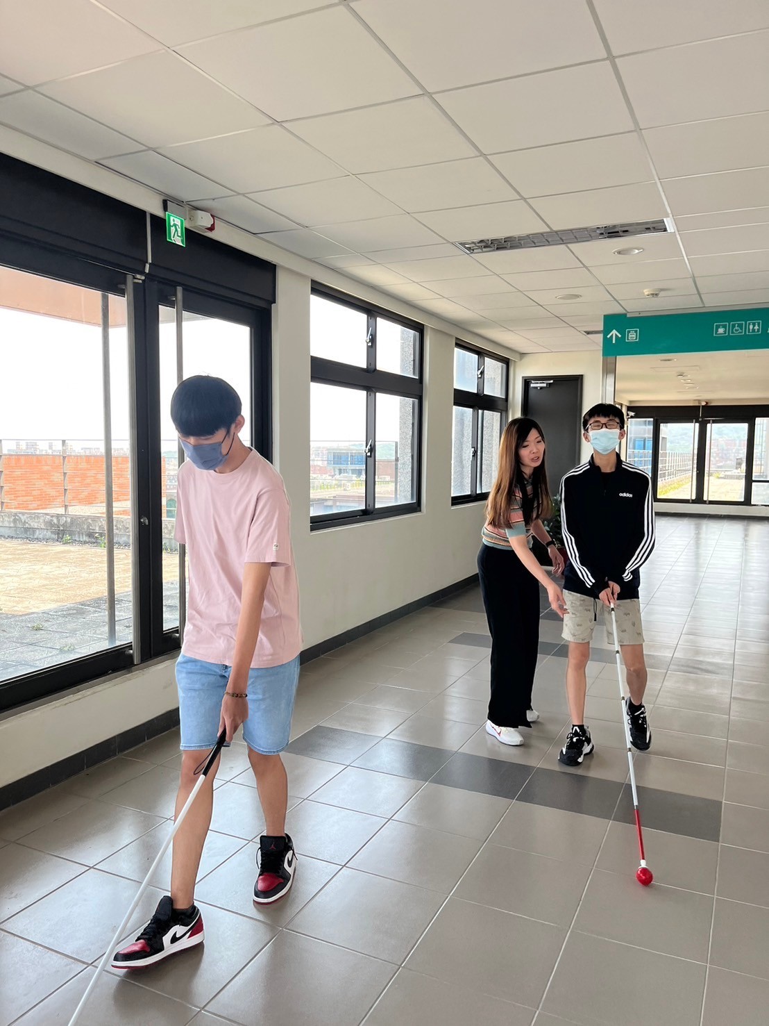 視光學系-學生模擬視障透過輔具行走