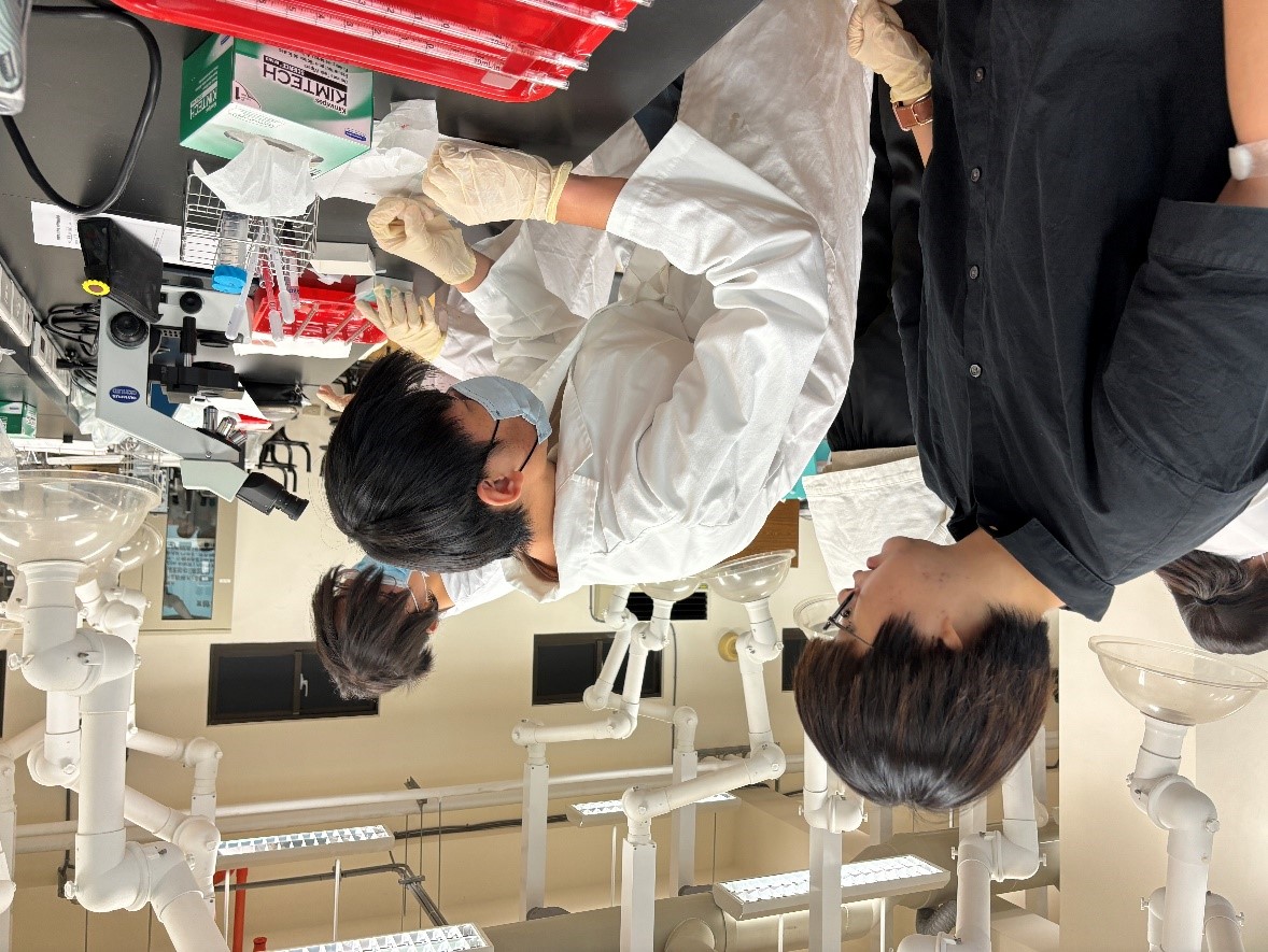 醫學檢驗暨再生醫學學系-老師指導學生血液抹片檢查