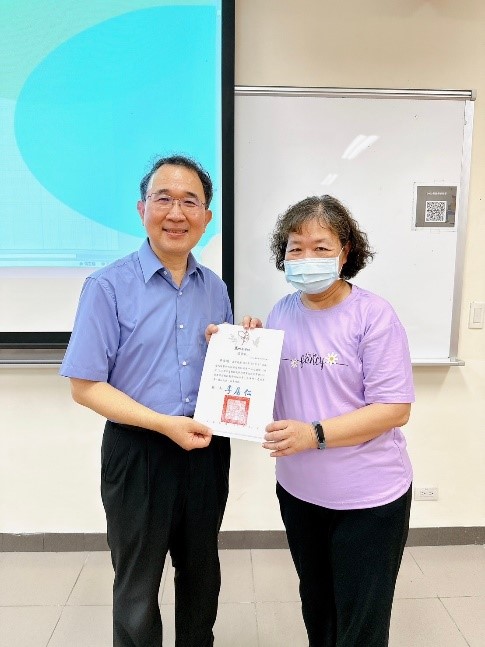 酈欽菁主任頒贈感謝狀予講者申永順老師