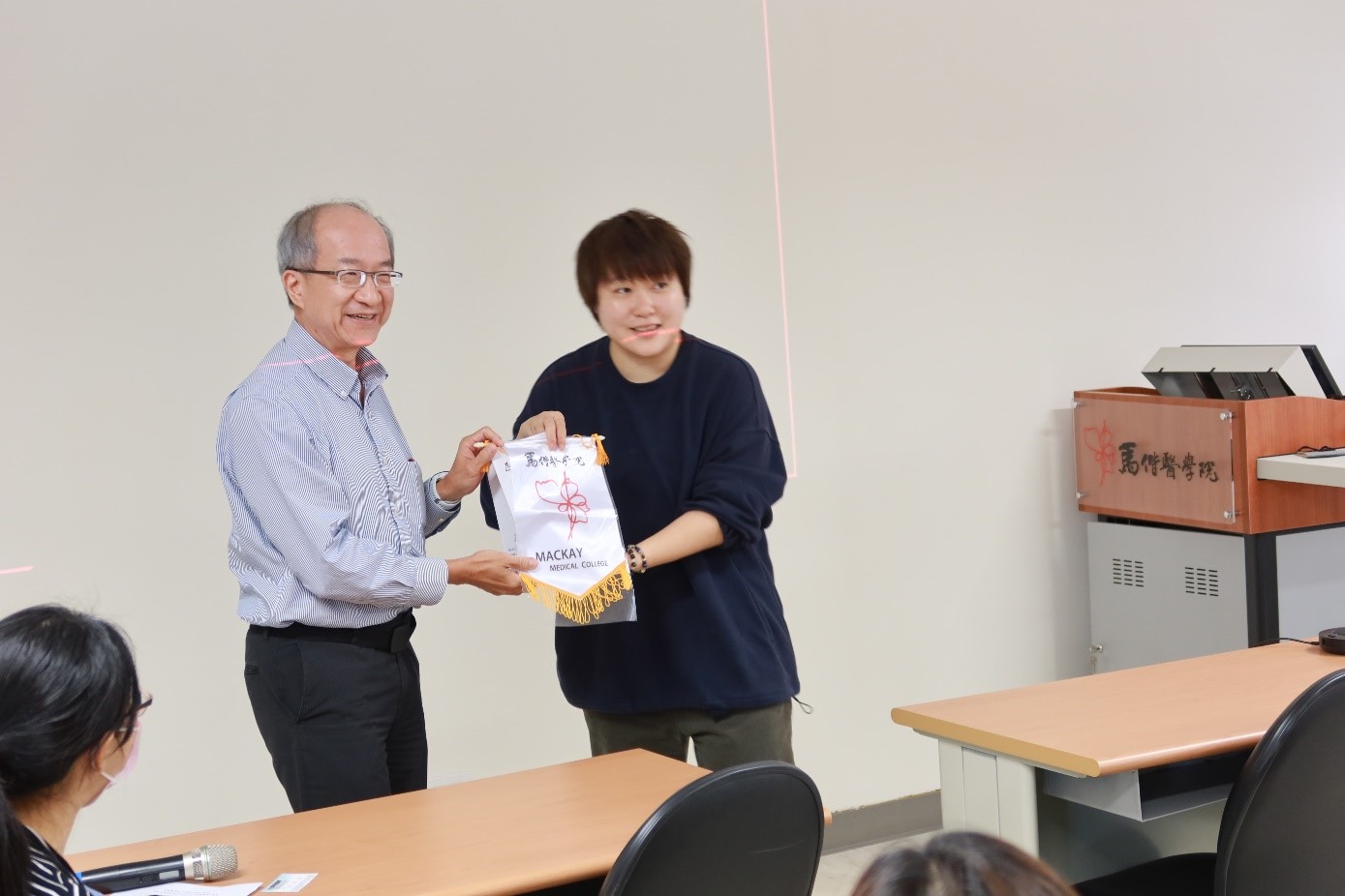 由福科所楊明正所長頒發感謝禮，演講在掌聲中圓滿結束