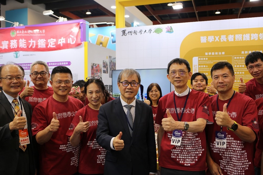 教育部鄭英耀部長與本校師長合影