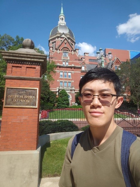 與Johns Hopkins著名建築合影