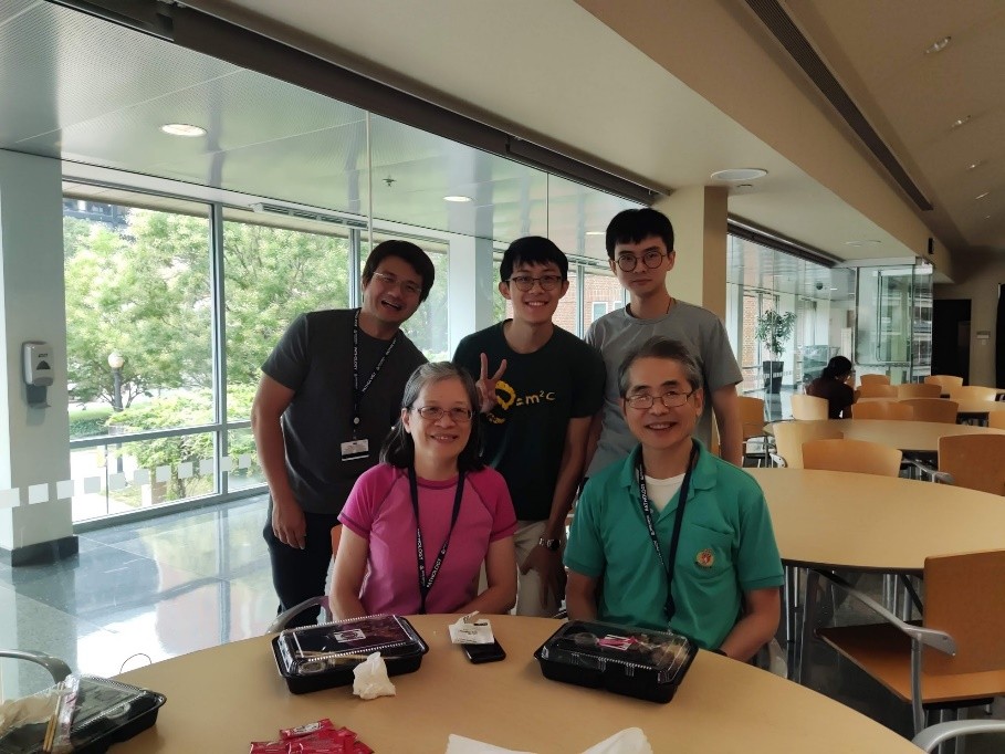 實驗室farewell party，Dr. Hung (前右)、雅琪(前左)、Dr. 張(後左)、Owen (後右)、我(後中)